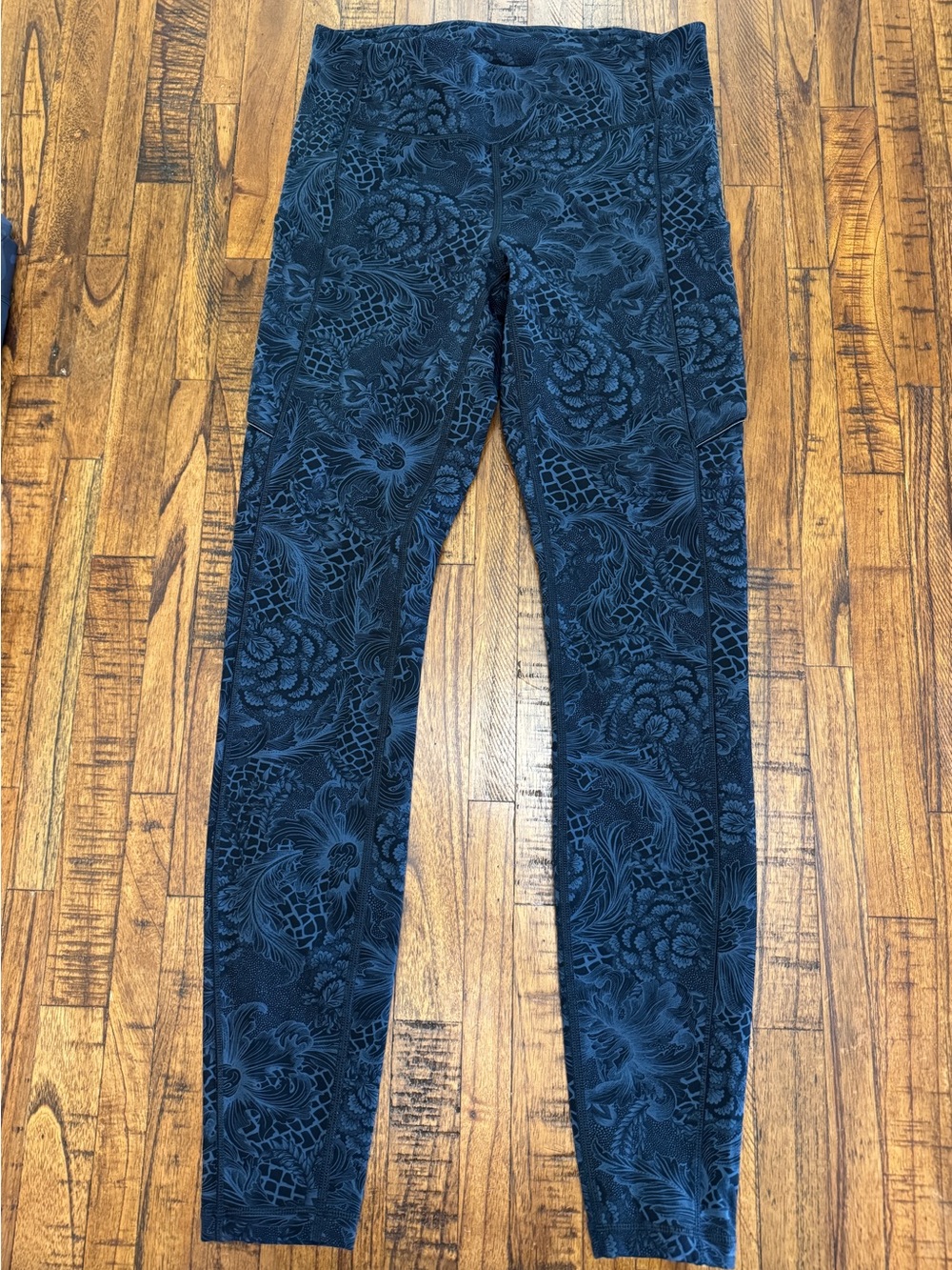Lululemon Navy and Black Leggings with pockets Size 6